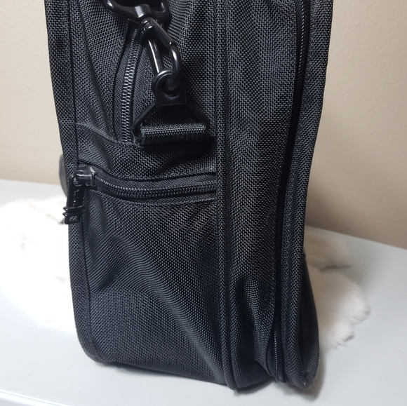 Tumi 225D3 Black Carry-on Travel Overnight Bag Case with Shoulder Strap-17x13x8" - Picture 9 of 15